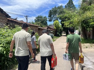 党建引领“暖心路”，真情家访解...